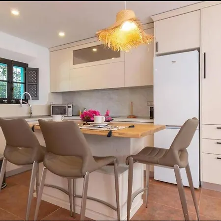 Pretty With 3 Bedroom In Puerto Banus فيلة